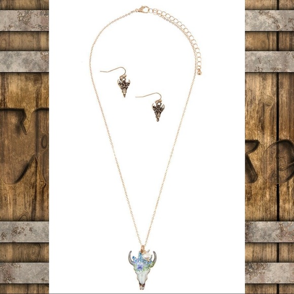 ❌SOLD❌ Floral Bull Necklace and Earrings Set - Picture 2 of 3